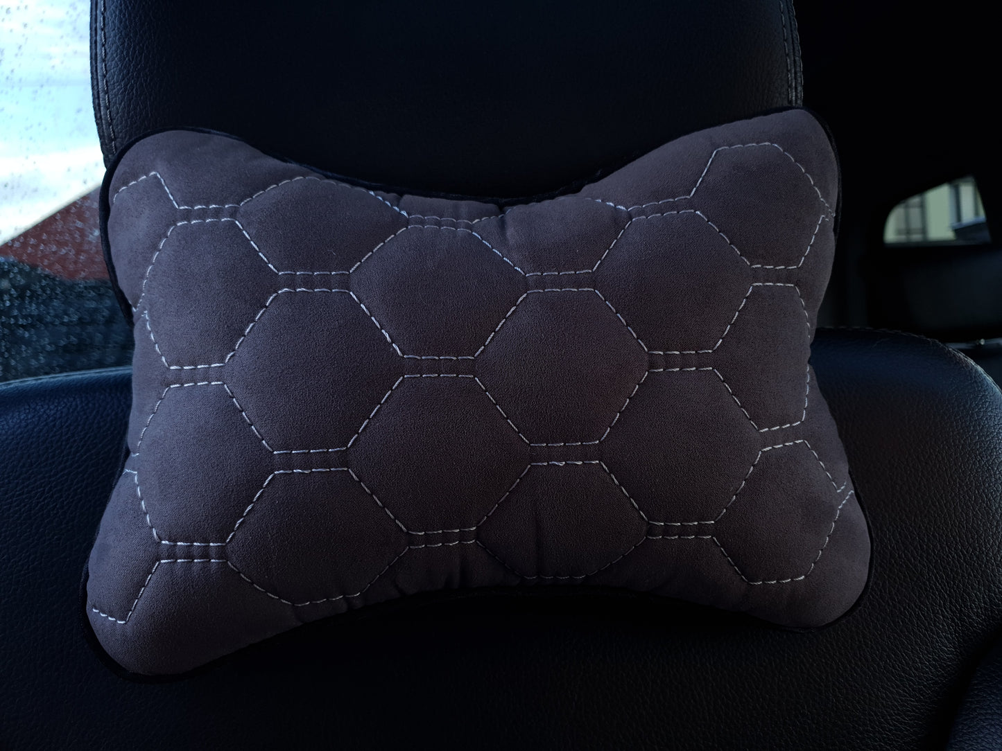 Poduszka samochodowa pod szyję z szarej alcantary – komfort i elegancja