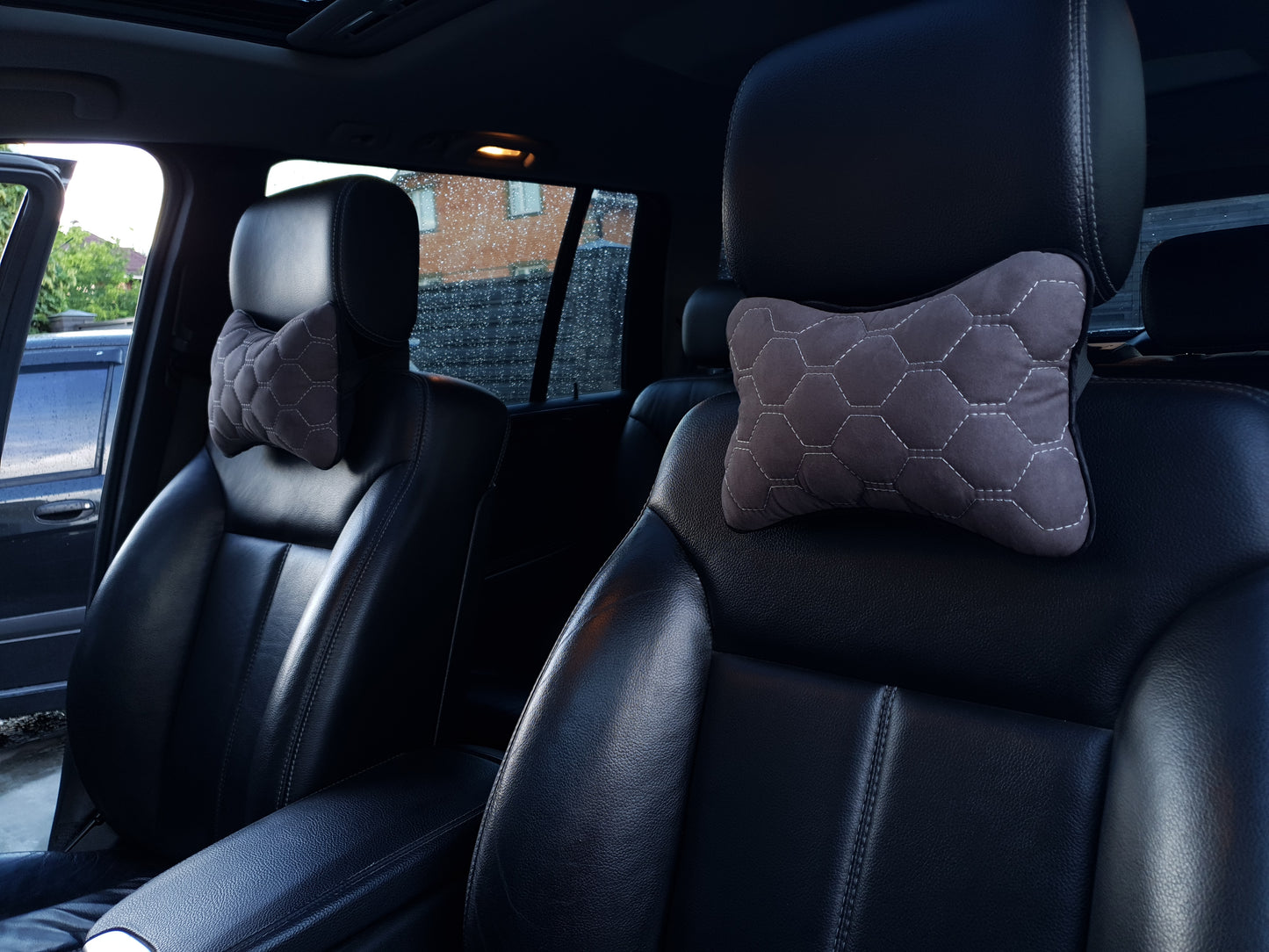 Poduszka samochodowa pod szyję z szarej alcantary – komfort i elegancja