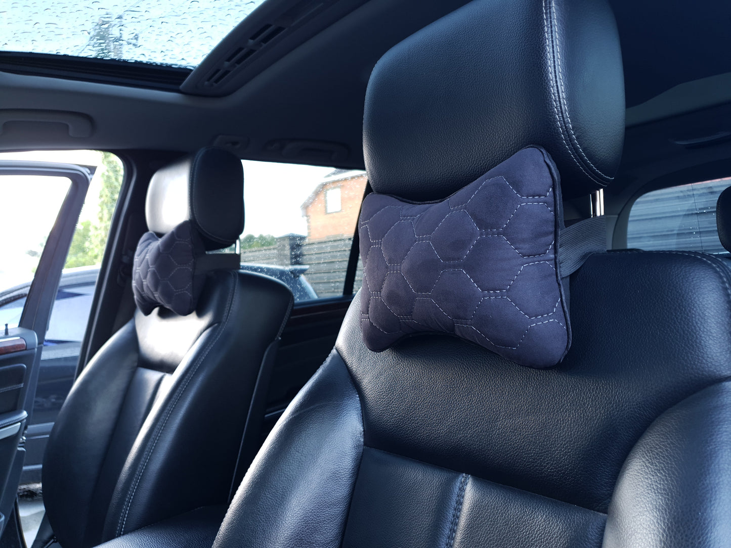 Poduszka samochodowa pod szyję z czarnej alcantary – komfort i styl