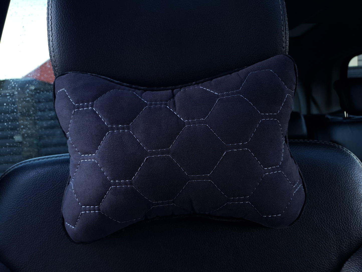 Poduszka samochodowa pod szyję z czarnej alcantary – komfort i styl