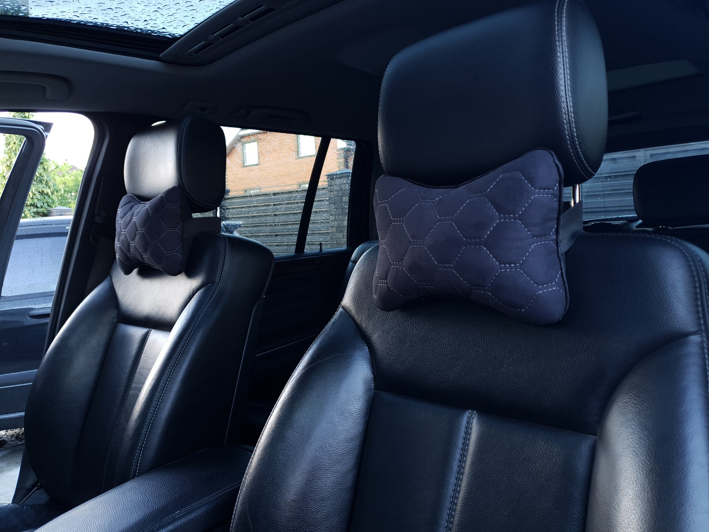 Poduszka samochodowa pod szyję z czarnej alcantary – komfort i styl
